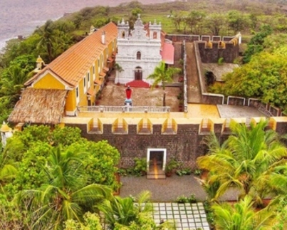 Couple Lunch at Fort Tiracol